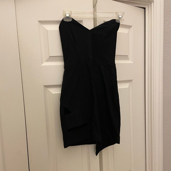 Black cut out dress! Perfect lil black dress - Picture 7 of 7
